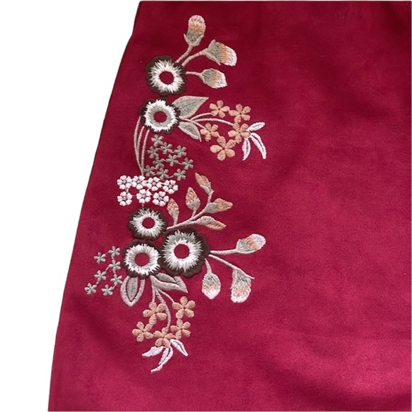 🎉 2x HP! 🎉 Francesca’s Collections Skirt Mi Ami Red Floral Skirt - Picture 3 of 5